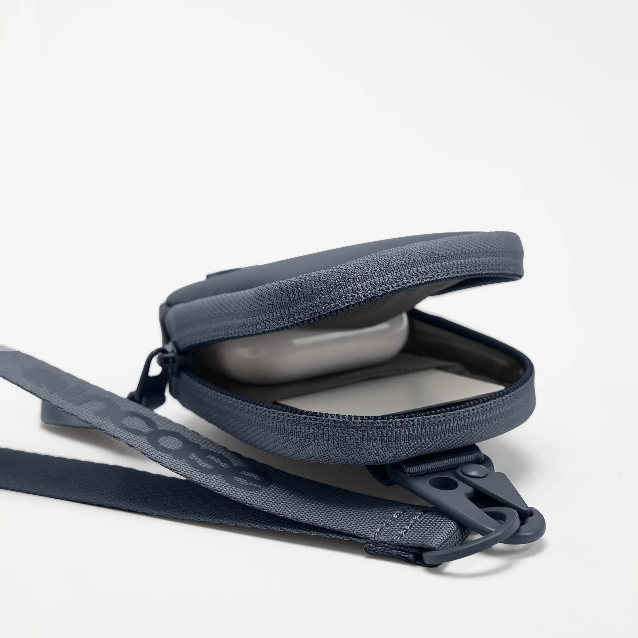 Incase A.R.C. Compact Pouch - Image 18