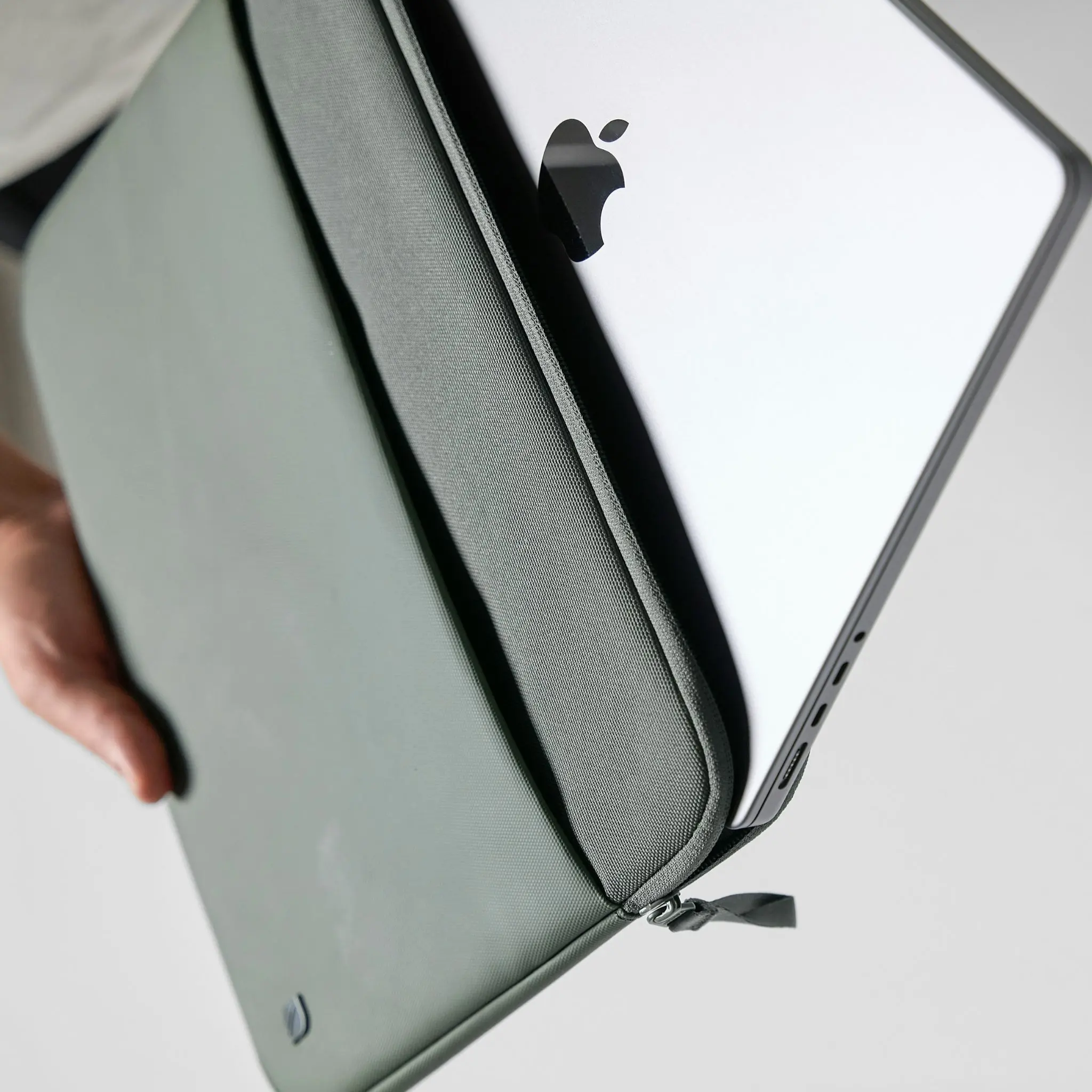 Incase A.R.C. Sleeve for 14-inch Laptop - Image 29
