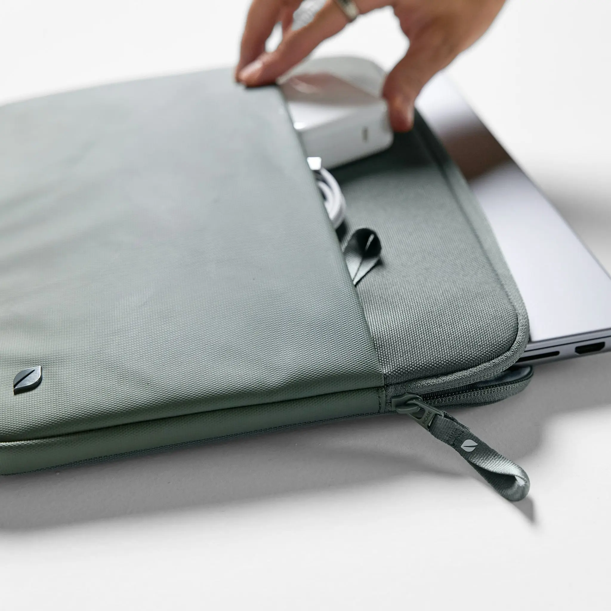 Incase A.R.C. Sleeve for 16-inch Laptop - Image 6